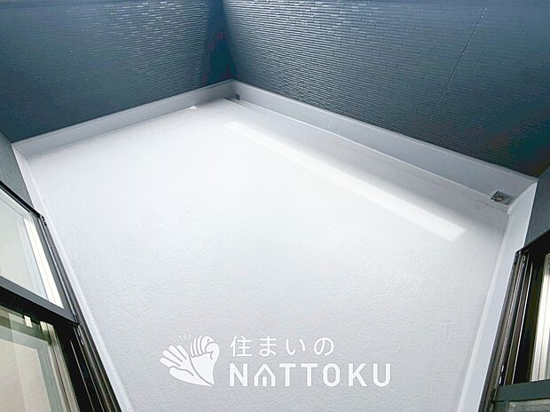 【バルコニー】奥行きが広く、洗濯物をゆったりと干せる十分な広さで、家族の洗濯も捗ります。