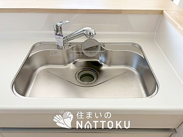 【浄水器内臓ハンドシャワー付シンク】広々とした凸型シンクに洗剤ポケットを標準装備。すっきり収納できます。
また、蛇口の先端に浄水器を内蔵しているため場所をとりません。