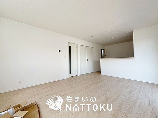 【現地写真(リビング)】フローリング材には、木目、色調など木材特有の風合いがあり、ナチュラルな美しさになっています。