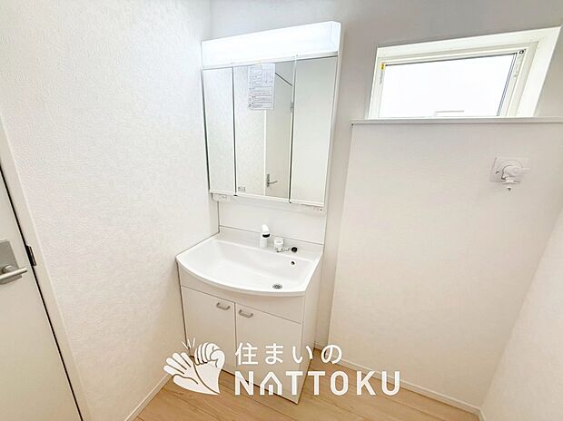 【洗面台・洗面所】鏡の両サイドは、必要なものを取出しやすく、大きな鏡面で朝の準備も快適。
使いやすいリフトアップ機能付きのシングルレバーシャワー水栓付です。