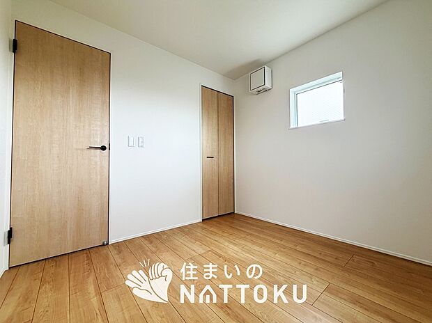 【現地写真(洋室)】木目の美しさを際立たせるシンプルデザインの建具を使用しています。