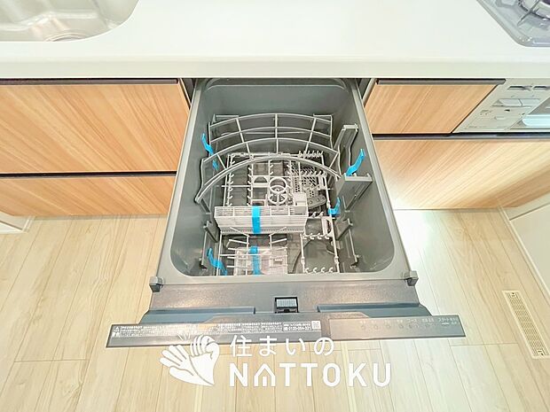 【食器洗い乾燥機】食後の時間にゆとりを与えてくれる食器洗い乾燥機。
操作ボタンも上面にあるので、腰をかがめずに操作ができラクラクです。
