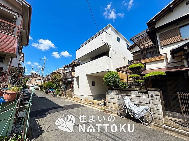 【現地写真(前道含む外観)】軽くて火災に強い屋根材を採用し、地震時の建物への負担や揺れを軽減しています。