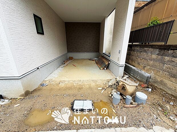 【現地写真(駐車場)】駐車スペースが広く、運転が苦手な方も安心です。
