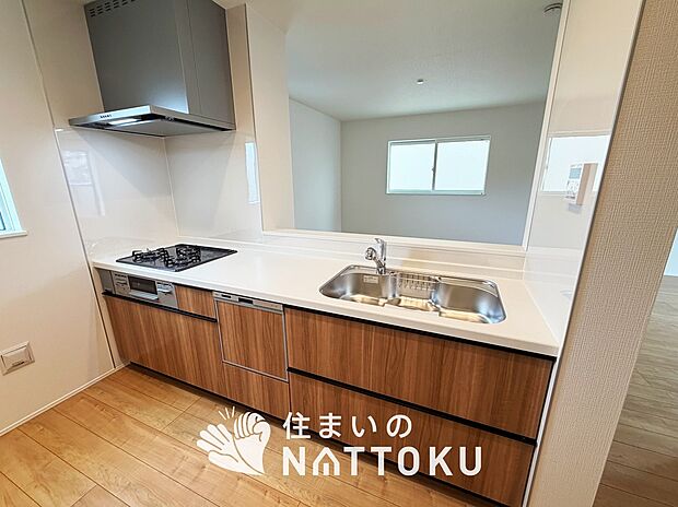 【現地写真(キッチン)】収納たっぷりのシステムキッチン、浄水器付水栓を標準装備しています。