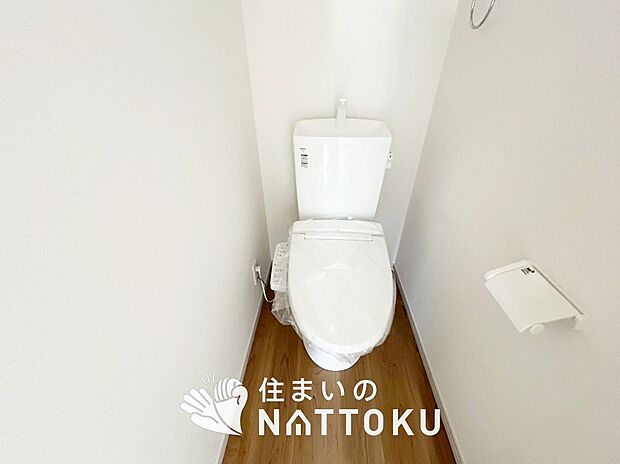 【トイレ】汚れてもサッとひと拭きでお手入れ簡単、エコ仕様の温水洗浄便座付きのトイレです。
バリアフリーにも配慮しています。
