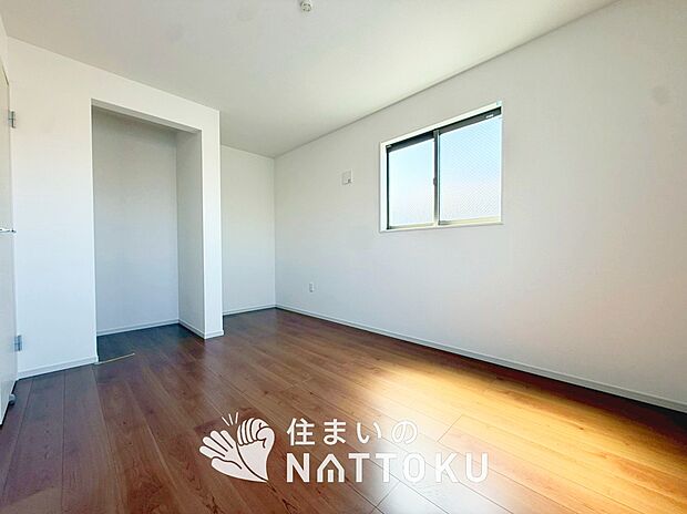 【現地写真(洋室)】木目の美しさを際立たせるシンプルデザインの建具を使用しています。