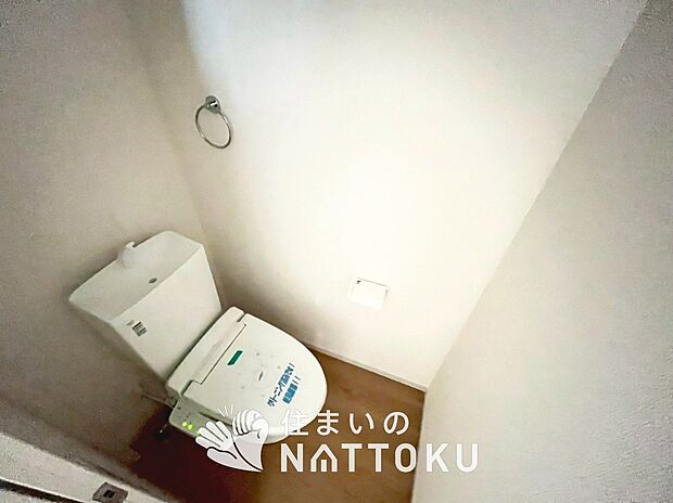 【トイレ】汚れてもサッとひと拭きでお手入れ簡単、エコ仕様の温水洗浄便座付きのトイレです。
バリアフリーにも配慮しています。