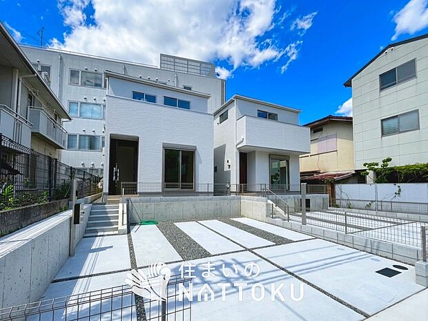 【現地写真(街並み)】雨で汚れを落とし、耐久性・耐候性に優れた外壁を使用しています。
