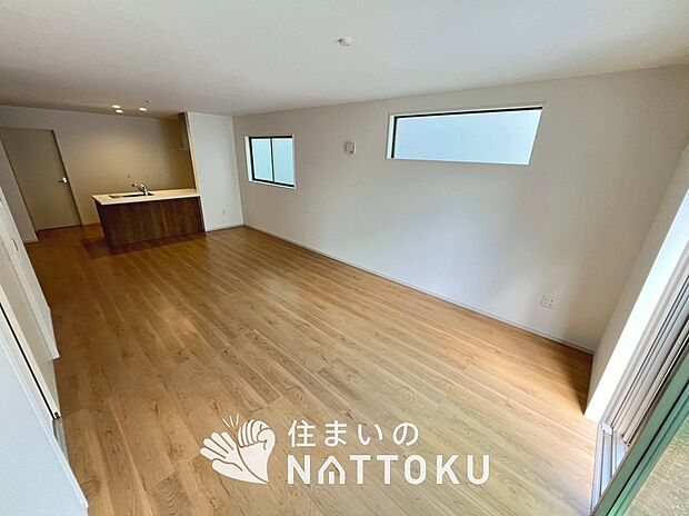 【現地写真(リビング)】フローリング材には、木目、色調など木材特有の風合いがあり、ナチュラルな美しさになっています。