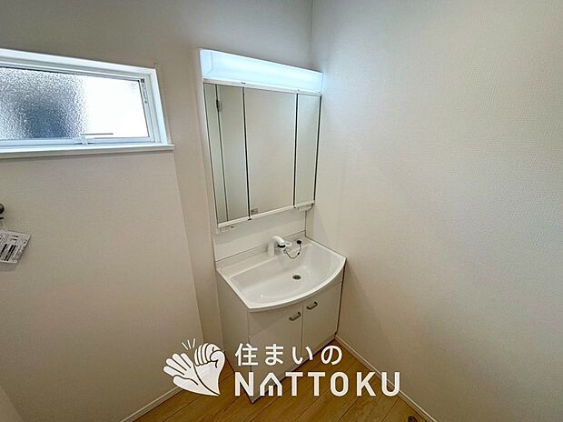 【洗面台・洗面所】鏡の両サイドは、必要なものを取出しやすく、大きな鏡面で朝の準備も快適。
使いやすいリフトアップ機能付きのシングルレバーシャワー水栓付です。