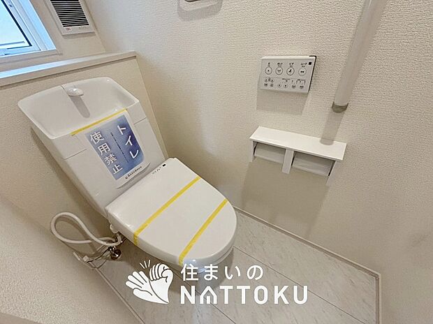 【トイレ】汚れてもサッとひと拭きでお手入れ簡単、エコ仕様の温水洗浄便座付きのトイレです。
バリアフリーにも配慮しています。