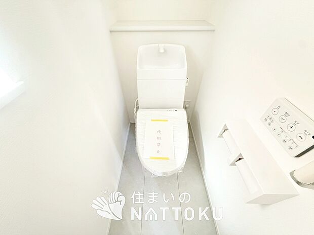 【トイレ 】汚れてもサッとひと拭きでお手入れ簡単、エコ仕様の温水洗浄便座付きのトイレです。
バリアフリーにも配慮しています。