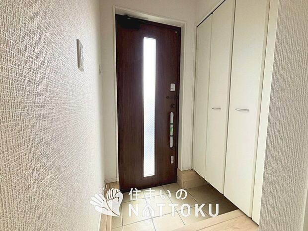【現地写真(玄関)】玄関には、大型のシューズ収納を設置しています。