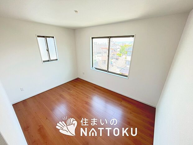 【現地写真(寝室)】木目の美しさを際立たせるシンプルデザインの建具を使用しています。