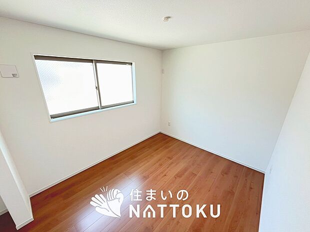 【現地写真(洋室)】木目の美しさを際立たせるシンプルデザインの建具を使用しています。