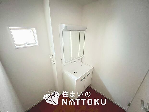 【洗面台・洗面所】鏡の両サイドは、必要なものを取出しやすく、大きな鏡面で朝の準備も快適。
使いやすいリフトアップ機能付きのシングルレバーシャワー水栓付です。