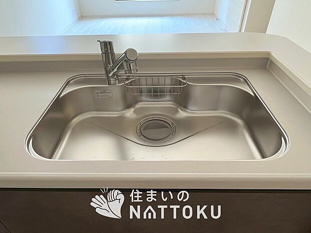 【浄水器内臓型ハンドシャワー付シンク】傷や汚れが付きにくい静音仕様の全面エンボス加工シンク。
また、蛇口の先端に浄水器を内蔵。浄水シャワーが使える毎分4リットルのたっぷり浄水。