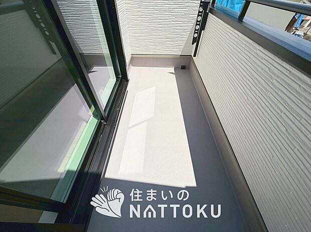 【バルコニー】奥行きが広く、洗濯物をゆったりと干せる十分な広さで、家族の洗濯も捗ります。