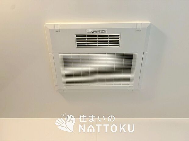【浴室換気乾燥暖房機】寒い冬場はあたたかく、暑い夏場は扇風機のような心地よさです。
雨の日は、浴室が衣類乾燥スペースになります。