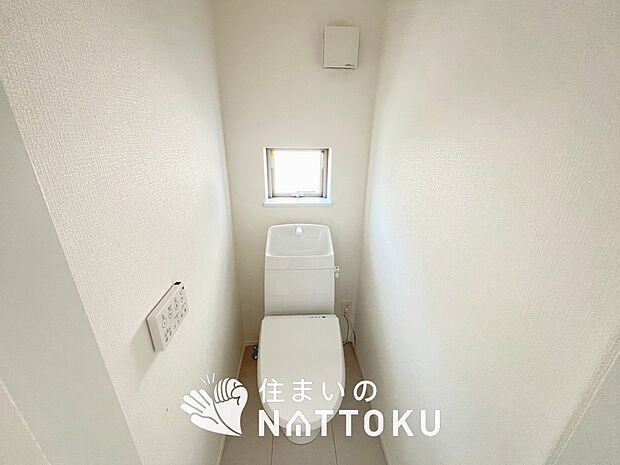 【トイレ】汚れてもサッとひと拭きでお手入れ簡単、エコ仕様の温水洗浄便座付きのトイレです。
バリアフリーにも配慮しています。