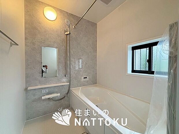【現地写真(浴室)】浴室暖房乾燥機付き。1坪タイプで広々です。