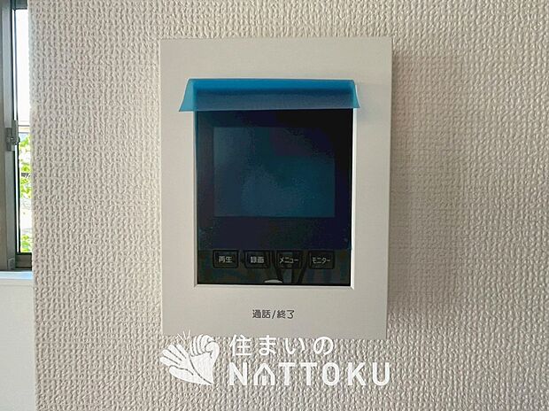 【TVモニター付インターホン】来訪者を画像と音声で確認できる、防犯性に優れた安心のシステム。
スッキリしたデザインで、誰でも簡単に操作できます。
