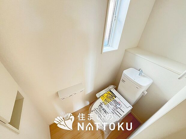 【トイレ】汚れてもサッとひと拭きでお手入れ簡単、エコ仕様の温水洗浄便座付きのトイレです。
バリアフリーにも配慮しています。
