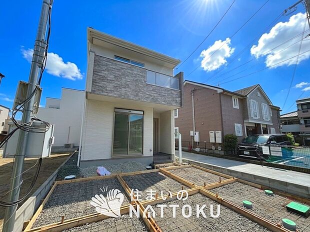 【現地写真(外観)】軽くて火災に強い屋根材を採用し、地震時の建物への負担や揺れを軽減しています。