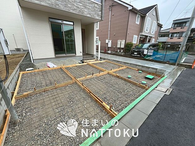 【現地写真(駐車場)】駐車スペースが広く、運転が苦手な方も安心です。