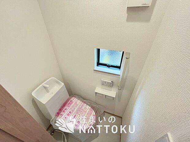 【トイレ】汚れてもサッとひと拭きでお手入れ簡単、エコ仕様の温水洗浄便座付きのトイレです。
バリアフリーにも配慮しています。