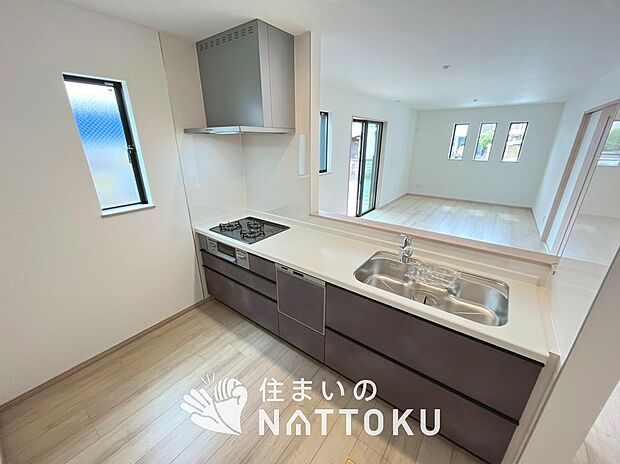 【現地写真(キッチン)】収納たっぷりのシステムキッチン、浄水器付水栓を標準装備しています。