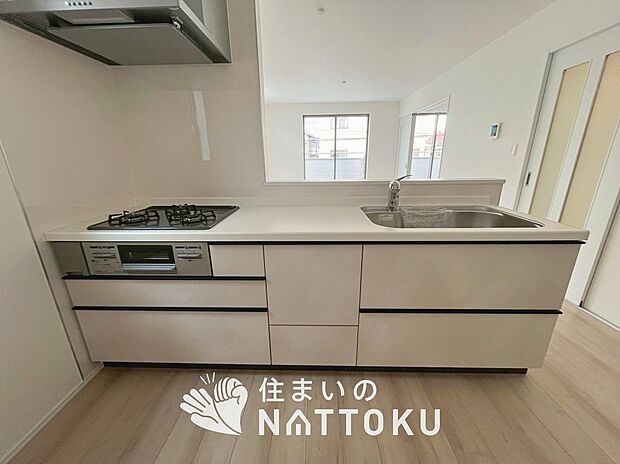 【現地写真(キッチン)】収納たっぷりのシステムキッチン、浄水器付水栓を標準装備しています。