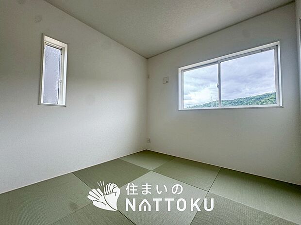 【現地写真(和室)】大壁仕様の新和室。くつろぎの空間です。