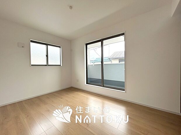【現地写真(寝室)】木目の美しさを際立たせるシンプルデザインの建具を使用しています。