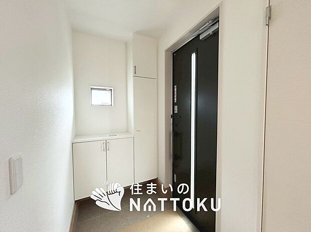 【現地写真(玄関)】玄関には、大型のシューズ収納を設置しています。