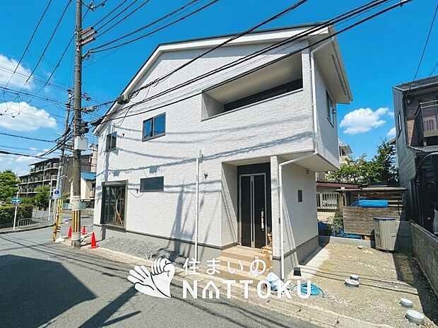 【現地写真(外観)】軽くて火災に強い屋根材を採用し、地震時の建物への負担や揺れを軽減しています。