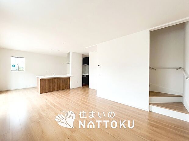 【現地写真(リビング)】フローリング材には、木目、色調など木材特有の風合いがあり、ナチュラルな美しさになっています。