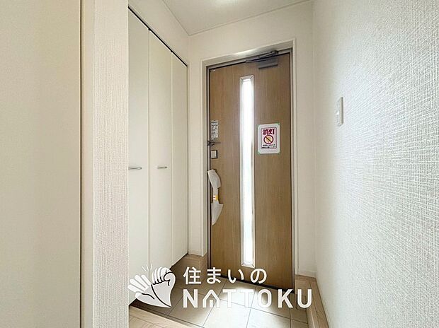 【現地写真(玄関)】玄関には、大型のシューズ収納を設置しています。