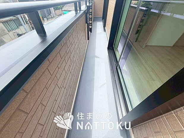 【バルコニー】奥行きが広く、洗濯物をゆったりと干せる十分な広さで、家族の洗濯も捗ります。