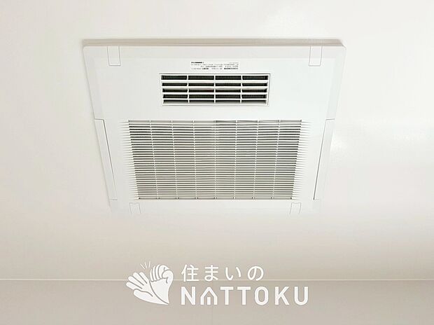 【浴室換気乾燥暖房機】寒い冬場はあたたかく、暑い夏場は扇風機のような心地よさです。
雨の日は、浴室が衣類乾燥スペースになります。

