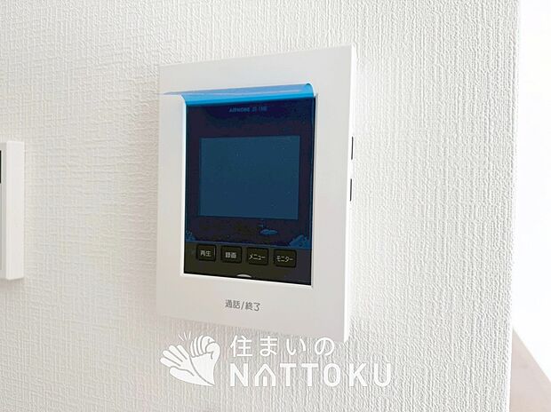 【カラーテレビドアホン】くっきり見やすいカラーモニターです。
夜でも来客者が見やすいLED照明付きです。

