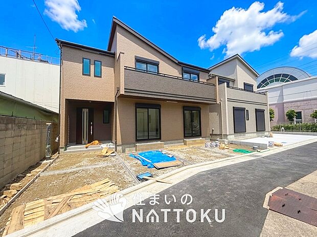 【現地写真(外観)【A号地】】軽くて火災に強い屋根材を採用し、地震時の建物への負担や揺れを軽減しています。