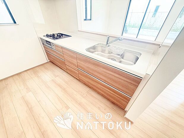 【現地写真（キッチン）】収納たっぷりのシステムキッチン、浄水器付水栓を標準装備しています。