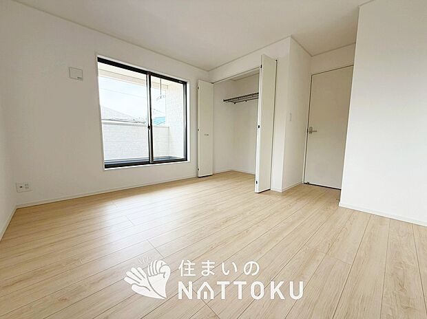 【現地写真(寝室)】木目の美しさを際立たせるシンプルデザインの建具を使用しています。