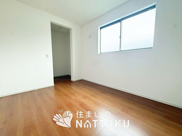 【現地写真(洋室)】木目の美しさを際立たせるシンプルデザインの建具を使用しています。