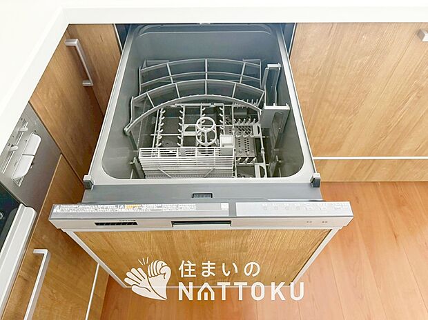 【食器洗い乾燥機】食後の時間にゆとりを与えてくれる食器洗い乾燥機。
操作ボタンも上面にあるので、腰をかがめずに操作ができラクラクです。