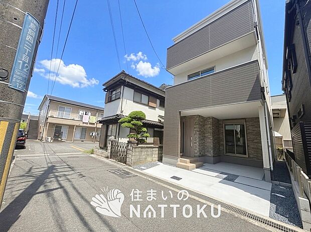 【現地写真(前道含む外観)】断熱性、気密性を高める工夫で一年中ずっと心地よく暮らせる、高気密・高断熱です。