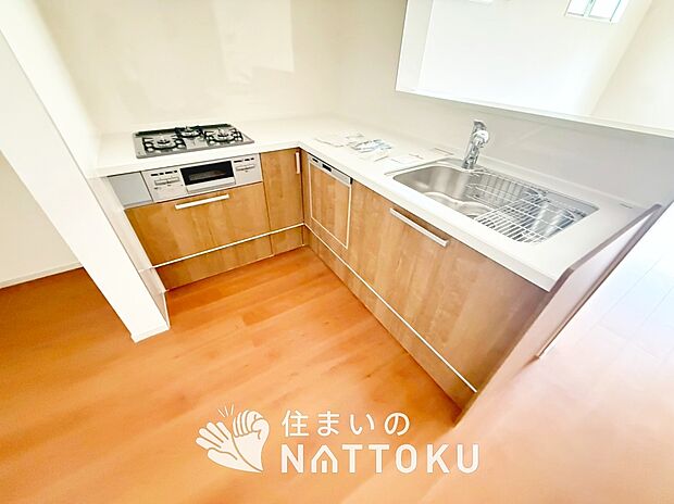 【現地写真(キッチン)】収納たっぷりのシステムキッチン、浄水器付水栓を標準装備しています。