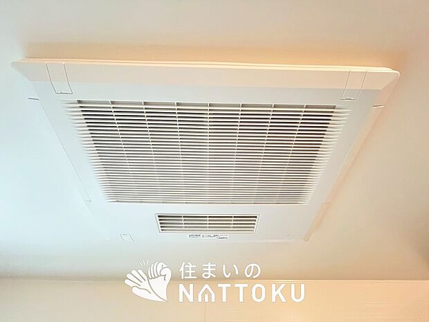 【電気式浴室暖房換気乾燥機】寒い冬場はあたたかく、暑い夏場は扇風機のような心地よさです。
雨の日は、浴室が衣類乾燥スペースになります。
